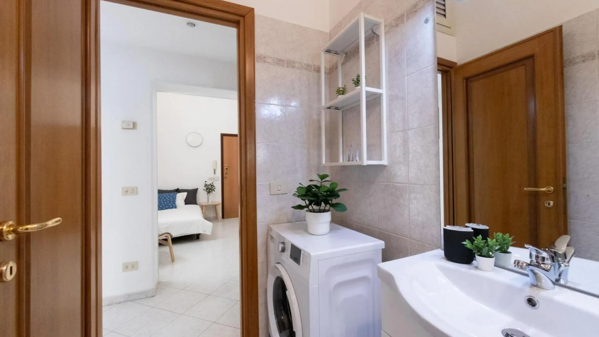 The Best Rent - Lovely Two-Bedroom Apartment Near Termini Station Roma